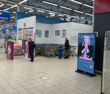 Рекламный ролик на видеоэкране в «Ленте» на Ястынской